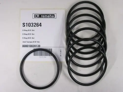 Auf dem Bild sind mehrere O-Ringe in schwarz zu sehen, zusammen mit einer Verpackung von Remeha, die die Artikelnummer und Details zu den O-Ringen zeigt.